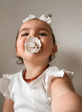 FRIGG Daisy Latex Baby Pacifier Natural Rubber Nipple Bright White 6-18 Months 1-Pack