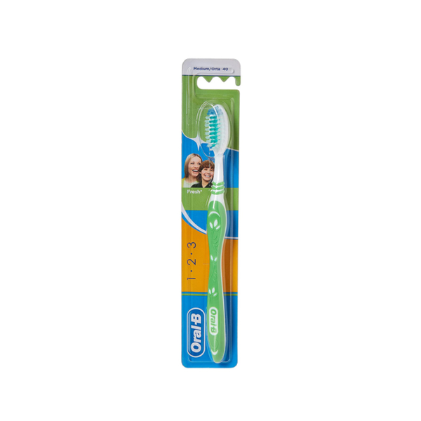Oral-B Medium Toothbrush, Manual Teeth Cleaning, Ergonomic Design