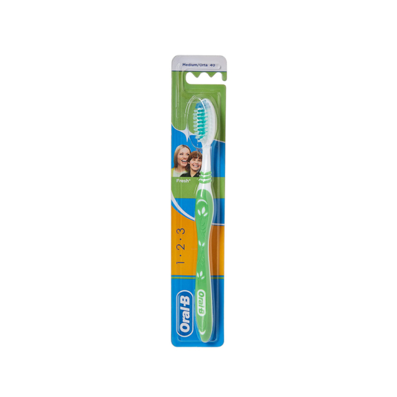 Oral-B Medium Toothbrush, Manual Teeth Cleaning, Ergonomic Design